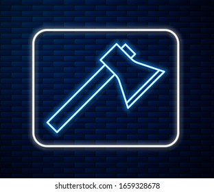 Icono del hacha del bombero que brilla sobre el fondo de la pared de ladrillo. Cera de fuego. Ilustración vectorial