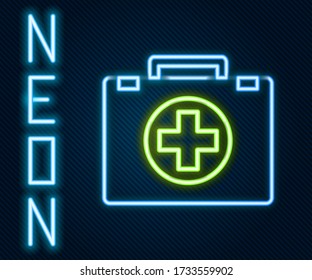 Línea de neón brillante Icono del kit de primeros auxilios aislado en el fondo negro. Caja médica con cruz. Equipo médico de emergencia. Concepto de salud. Concepto de esquema colorido. Ilustración vectorial