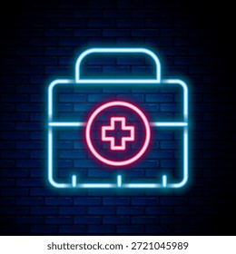 Icono brillante del kit de primeros auxilios de la línea de neón aislado en el fondo de la pared del ladrillo. Caja médica con cruz. Equipos médicos de emergencia. Concepto sanitario. Concepto de contorno colorido. Vector