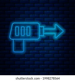 Línea de neón brillante Icono de arpón de pesca aislado en el fondo de la pared de ladrillo. Fabricantes de pescado para la captura de peces bajo el agua. Equipamiento submarino para bucear.  Vector