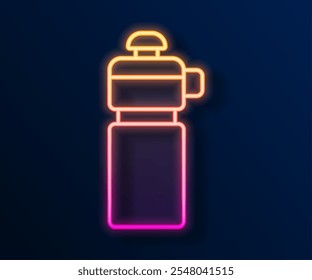 Icono brillante de la coctelera de la aptitud de la línea de neón aislado en fondo negro. Botella de coctelera deportiva con tapa para cócteles de agua y proteínas.  Vector