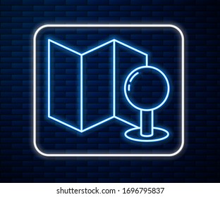 Línea de neón brillante Mapa doblado con icono de empuje aislado en el fondo de la pared de ladrillo. Ilustración vectorial