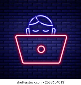 Linha de neon brilhante ícone Freelancer isolado no fundo da parede de tijolo. Homem Freelancer trabalhando em laptop em sua casa. Trabalho on-line, conceito de trabalho distante. Conceito de contorno colorido. Vetor