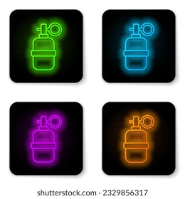 Icono de la granada de mano de la línea de neón brillante aislado en fondo blanco. Explosión de bomba. Botón cuadrado negro. Vector