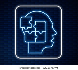 Línea de neón brillante La cabeza humana rompe el icono de estrategia aislado en el fondo de la pared de ladrillo. Pensando en el signo del cerebro. Trabajo de símbolo del cerebro.  Vector