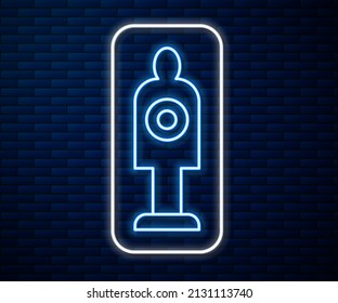 Línea de neón brillante Deporte objetivo humano para disparar icono aislado en el fondo de la pared de ladrillo. Limpie el blanco con números para disparar o disparar.  Vector