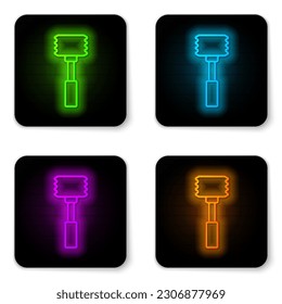 Línea de neón brillante Icono de martillo de cocina aislado en fondo blanco. Martillo de carne. Botón cuadrado negro. Vector