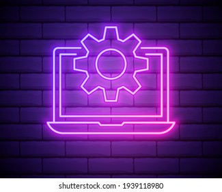 Línea de neón brillante Portátil e icono de engranaje aislado en el fondo de la pared de ladrillo. Concepto de servicio de portátiles. Ajustando la aplicación, configurando opciones, mantenimiento, reparación, arreglo. Ilustración vectorial