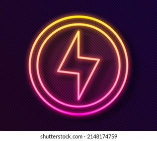 Icono de perno relámpago de neón brillante aislado en el fondo negro. Signo de flash. Icono de flash de carga. Tornillo de trueno. Ataque de iluminación.  Vector