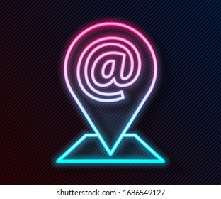 Icono de correo electrónico y ubicación de neón brillante aislado en fondo negro. Símbolo de sobres e-mail. Signo de mensaje de correo electrónico. Ilustración vectorial