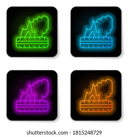 Línea de neón brillante Icono de neumáticos de combustión aislados en fondo blanco. Botón cuadrado negro. Vector.