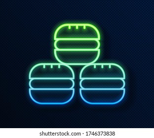 Línea de neón brillante icono de la galleta Macaron aislado en fondo azul. Panadería dulce de Macaroon.  Vector