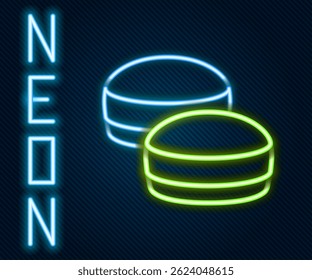 Icono de galleta Macaron de línea de neón brillante aislado sobre fondo negro. Panadería dulce de macarrones. Concepto de contorno colorido. Vector