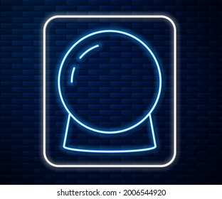 Línea de neón brillante Icono de bola mágica aislado en el fondo de la pared de ladrillo. Balón de cristal.  Vector