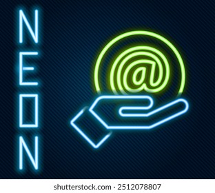 Brilhante neon linha Mail e e-mail na mão ícone isolado no fundo preto. E-mail com símbolo de envelope. Sinal de mensagem de email. Conceito de contorno colorido. Ilustração de vetor