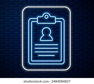 Línea de neón brillante Portapapeles médico con el icono del registro clínico aislado en el fondo de la pared de ladrillo. Prescripción médica, informe de marcas de verificación.  Vector