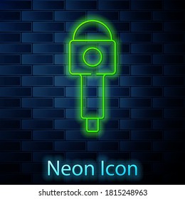 Línea de neón brillante Icono de micrófono aislado en el fondo de pared de ladrillo. En el micrófono del micrófono del radio de aire. Firma del altavoz. Vector.