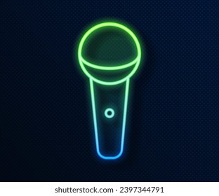 Línea de neón brillante Icono de micrófono aislado en fondo azul. En el micrófono del micrófono del radio de aire. Firma del altavoz.  Vector