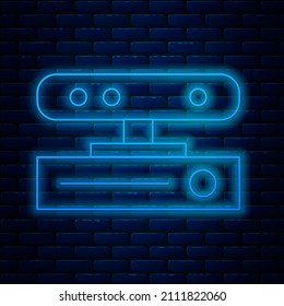 Icono del sensor de movimiento de la línea de neón brillante aislado en el fondo de la pared de ladrillo.  Ilustración vectorial