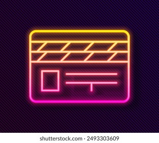 Icono de clip de película de neón brillante aislado sobre fondo negro. Tablero de película. Signo de clapperboard. Producción cinematográfica o industria de medios.  Ilustración vectorial