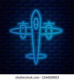 Línea de neón brillante Viejo icono de plano retro vintage aislado en fondo de pared de ladrillo. Icono de avión volador. Signo del avión. Ilustración vectorial