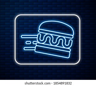 Línea de neón brillante Icono de pedidos online y entrega de hamburguesas aislado en el fondo de pared de ladrillo.  Vector