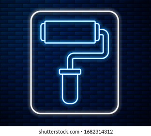 Icono de pincel de rodillo de neón brillante aislado en fondo de pared de ladrillo. Ilustración vectorial