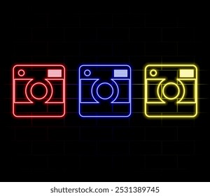 Linha de neon brilhante Ícone da câmera fotográfica isolado no fundo da parede de tijolo. Ícone da câmera fotográfica. Conceito de contorno colorido. Vetor.