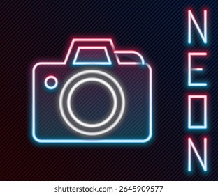 Linha de neon brilhante Ícone da câmera fotográfica isolado no fundo preto. Ícone da câmera fotográfica. Conceito de contorno colorido. Vetor