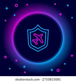 Línea de neón brillante Plano con icono de escudo aislado sobre fondo negro. Avión volador. Seguro de avión. Seguridad, seguridad, protección, proteger el concepto. Concepto de contorno colorido. Vector