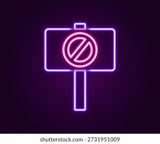 Linha de néon brilhante Ícone de protesto isolado no fundo preto. Reunião, manifestante, piquete, discurso, banner, cartaz de protesto, petição, líder, folheto. Conceito de contorno colorido. Vetor