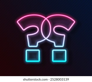 Icono de signo de interrogación de línea de neón brillante aislado sobre fondo negro. Signo de preguntas frecuentes. Copia archivos, burbuja de discurso de chat y gráfico.  Vector