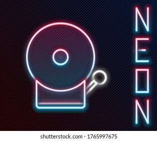Línea de neón brillante Icono de timbre de alarma aislado en fondo negro. Sistema de alarma contra incendios. Campana de servicio, señal de timbre, símbolo de notificación. Concepto de esquema colorido. Ilustración vectorial