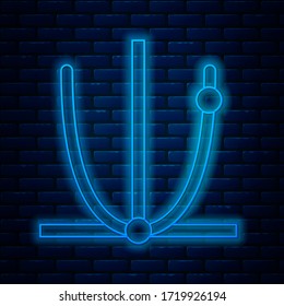 Línea brillante de neón Icono de campana resonante aislado en un fondo de pared de ladrillo. Símbolo de alarma, campana de servicio, señal de timbre, símbolo de notificación. Ilustración vectorial