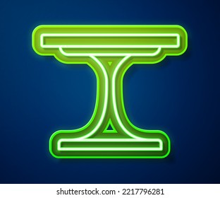 Línea de neón brillante Icono de mesa redonda aislado en fondo azul.  Vector