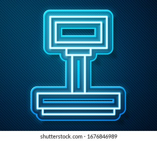 Icono de Escala de línea de neón iluminado aislado en fondo azul. Logística y entrega. Peso del paquete de entrega en una escala.  Ilustración vectorial