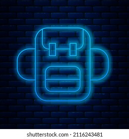 Glühende Neon-line-Schule Rucksack Symbol einzeln auf Backsteinwand-Hintergrund.  Vektorgrafik