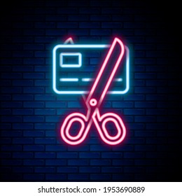 Glühende Neon-line-Scheren, die ein Kreditkartensymbol einzeln auf Ziegelmauern schneiden. Online-Zahlung. Barabhebung. Finanzoperationen. Einkaufsschild. Farbiges Rahmenkonzept. Vektorgrafik