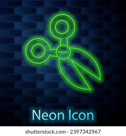 Línea de neón brillante Icono de tijeras aisladas en el fondo de la pared de ladrillo. Señal de herramienta de corte.  Vector