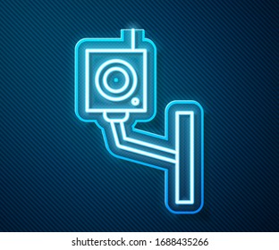 Icono de la cámara de seguridad de línea de neón iluminado aislado en fondo azul. Ilustración vectorial