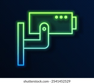 Icono de la cámara de seguridad de línea de neón brillante aislado en fondo azul.  Ilustración vectorial