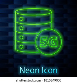 Línea de neón brillante Servidor 5G nuevo icono de conexión inalámbrica a internet inalámbrico aislado en el fondo de pared de ladrillo. Tecnología de velocidad de datos de conexión de alta velocidad de red global. Vector.