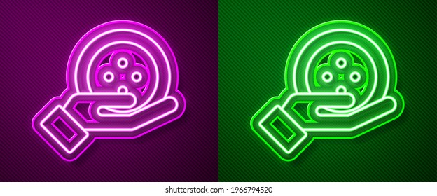 Glühende Neon-line-Nähknopf für Kleidungssymbol einzeln auf violettem und grünem Hintergrund. Kleiderknopf.  Vektorgrafik