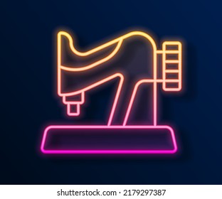 Línea de neón brillante Icono de máquina de coser aislado en fondo negro.  Vector