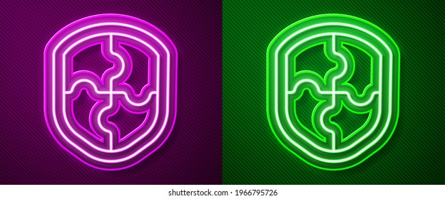 Icono del Escudo de la línea de neón brillante aislado sobre fondo morado y verde. Signo de guardia. Seguridad, seguridad, protección, concepto de privacidad.  Ilustración vectorial