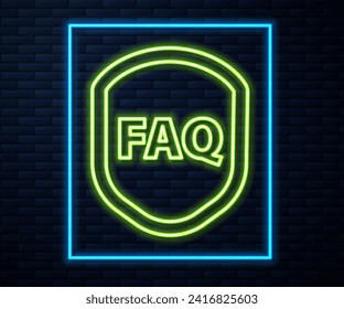 Escudo de línea de neón brillante con el icono de información de las preguntas frecuentes de texto aislado en el fondo de pared de ladrillo. Signo de guardia. Seguridad, seguridad, protección, concepto de privacidad.  Ilustración vectorial