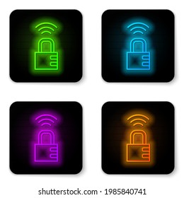 Línea de neón brillante Icono de bloqueo de combinación inteligente seguro aislado en fondo blanco. Candado de combinación. Seguridad, seguridad, protección, contraseña, privacidad. Botón cuadrado negro. Vector