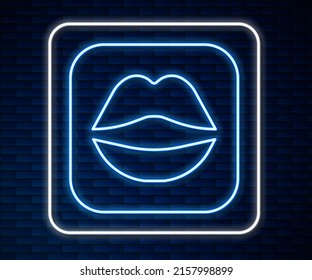 Línea de neón brillante Icono de labios sonrientes aislados en el fondo de la pared de ladrillo. Símbolo sonrisa.  Vector