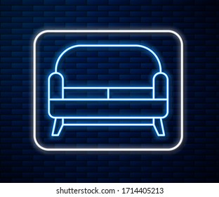 Icono Sofa de línea de neón brillante aislado en fondo de pared de ladrillo. Ilustración vectorial