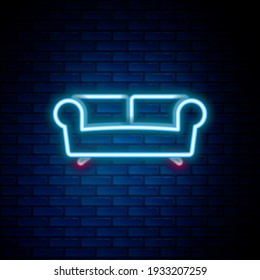 Glühende Neonline-Sofa-Symbol einzeln auf Backsteinwandhintergrund. Farbiges Rahmenkonzept. Vektorgrafik